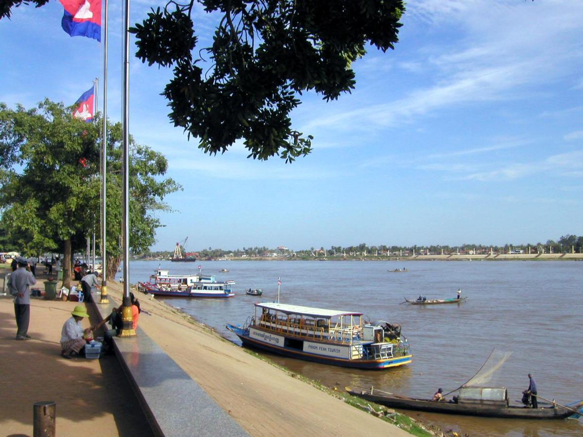 Hotels near Riverside in Phnom Penh are very developed, leading to many good services.